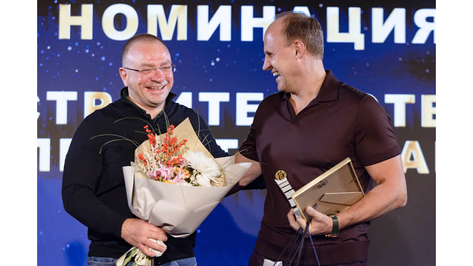 Церемония вручения наград «Коммерсантъ года» в креативном кластере «Домна» в Екатеринбурге. Президент ассоциации &quot;Гильдия строителей Урала&quot; Вячеслав Трапезников и директор компании &quot;Дюна-Строй&quot; Александр Невмержицкий  во время церемонии