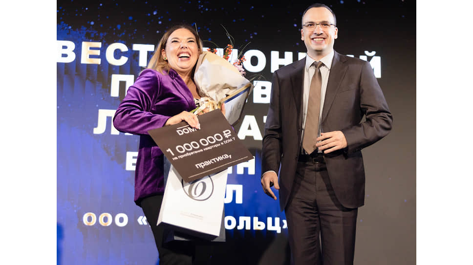 Церемония вручения премии «Коммерсантъ года» в креативном кластере «Домна» в Екатеринбурге. Директор по маркетингу ООО «Рейннольц» Анна Маликова и и.о. заместителя губернатора Свердловской области — министра инвестиций и развития Дмитрий Ионин во время вручения наград в номинации &quot;Инвестиционный прорыв&quot;