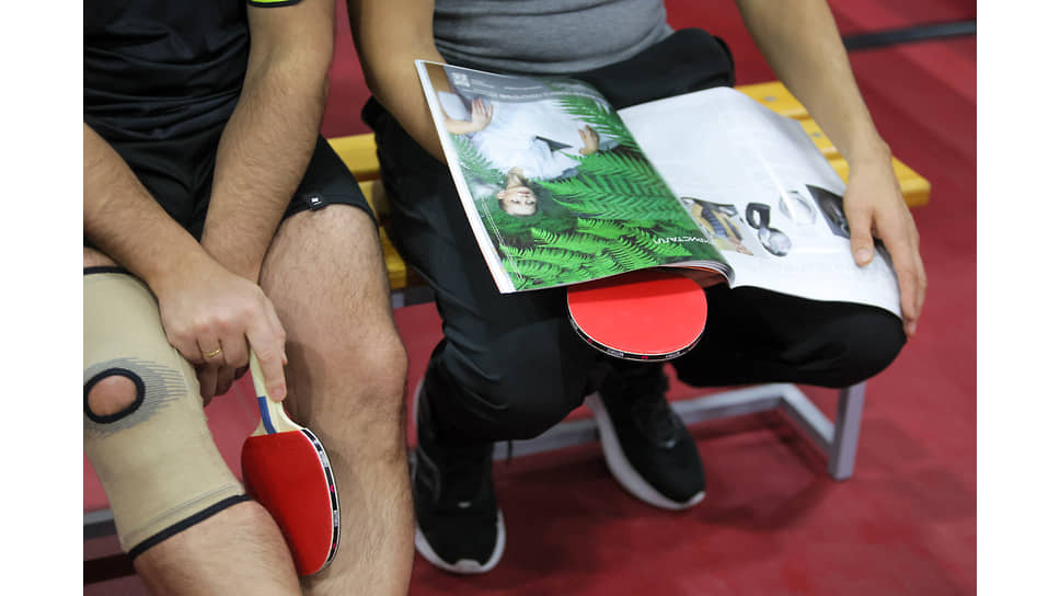 Турнир по настольному теннису &quot;Уральская шляпа&quot;, посвященный памяти директора по общим вопросам УГМК Владимира Белоглазова. Участники турнира во время подсчета очков