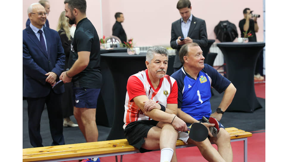 Руководитель УФК по Свердловской области Алексей Пантелеев и мэр Екатеринбурга Алексей Орлов перед началом турнира по настольному теннису &quot;Уральская шляпа&quot;