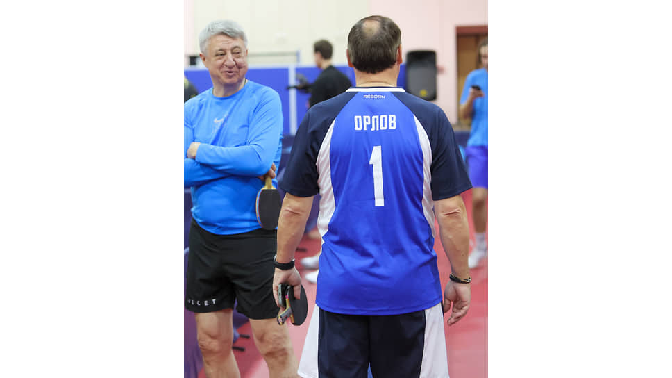 Турнир по настольному теннису &quot;Уральская шляпа&quot;, посвященный памяти директора по общим вопросам &quot;УГМК-Холдинга&quot; и бывшего главы теннисного клуба компании Владимира Белоглазова. Депутат Законодательного собрания Свердловской области Виктор Бабенко и мэр Екатеринбурга Алексей Орлов перед началом соревнований