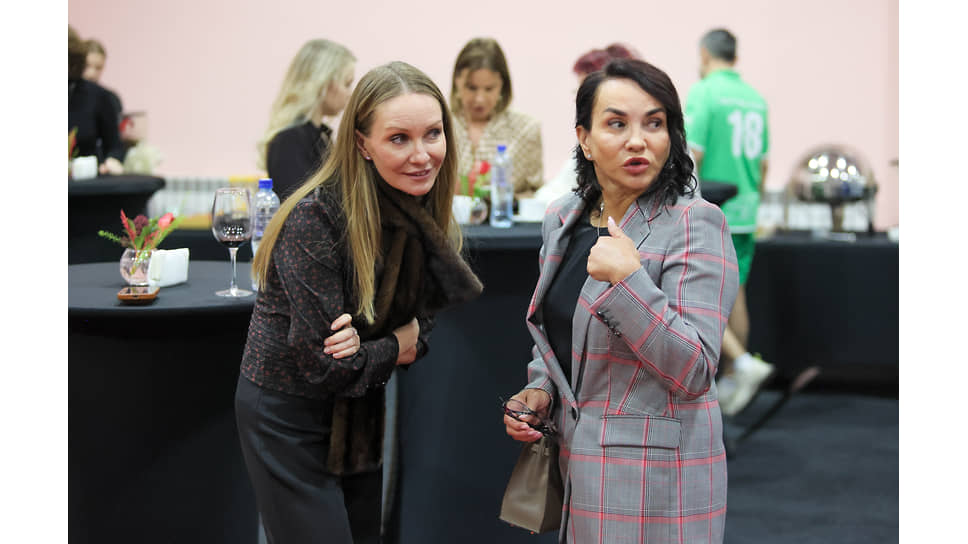 Исполнительный директор ОП АО &quot;Коммерсантъ&quot; в Екатеринбурге Марина Архипова и вдова Владимира Белоглазова Инна Баталова во время мероприятия