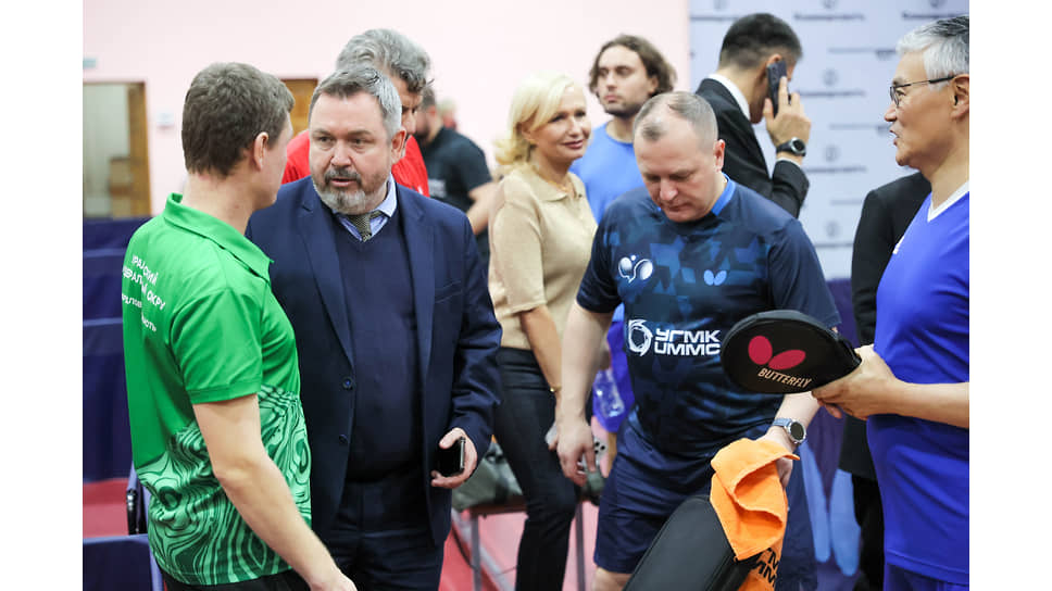 Турнир по настольному теннису &quot;Уральская шляпа&quot;, посвященный памяти директора по общим вопросам &quot;УГМК-Холдинга&quot; и бывшего главы теннисного клуба компании Владимира Белоглазова. Заместитель министра физической культуры и спорта Свердловской области Андрей Зяблицев (слева) во время соревнований