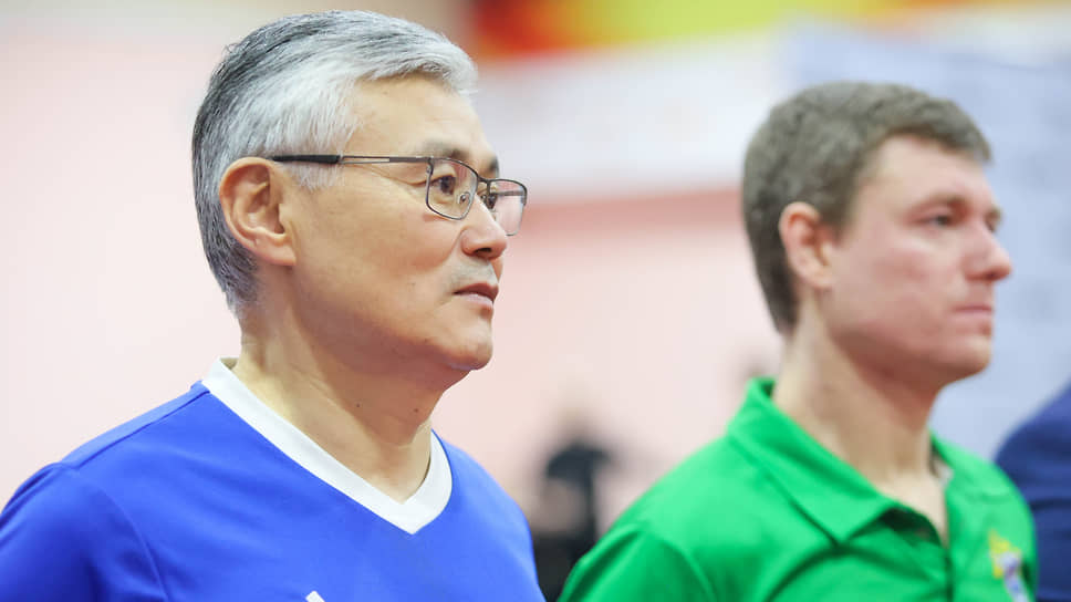 Генеральный консул Киргизской Республики в Екатеринбурге Максат Тентимишов  и победитель турнира руководитель второго отдела по расследованию особо важных дел СУ СКР по Свердловской области полковник Алексей Шмаков 