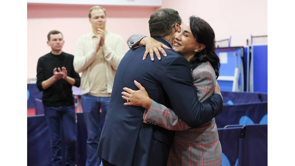 Заместитель главы Екатеринбурга Сергей Плахотин и вдова Владимира Белоглазова Инна Баталова во время церемонии награждения участников турнира. Инна Баталова пожелала, чтобы в следующем году турнир вновь собрал друзей, партнеров и коллег