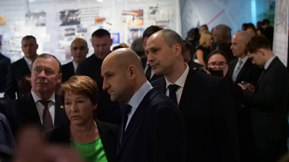 Выставку «10 лет в Центре», посвященную истории зарождения и создания Ельцин-центра, открыла дочь первого президента России Бориса Ельцина Татьяна Юмашева. Экспозицию она презентовала уральскому полпреду Артеме Жоге, губернатору Свердловской области Денису Паслеру, мэру Екатеринбурга Алексею Орлову