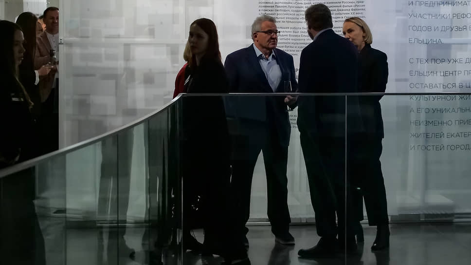 Бывший первый заместитель губернатора — руководитель администрации губернатора Свердловской области Владимир Тунгусов (второй слева).