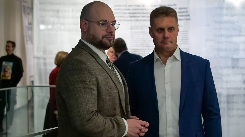 Заместитель министра культуры Свердловской области Роман Дорохин (слева) и начальник Управления архивами Свердловской области Роман Тараборин (справа)