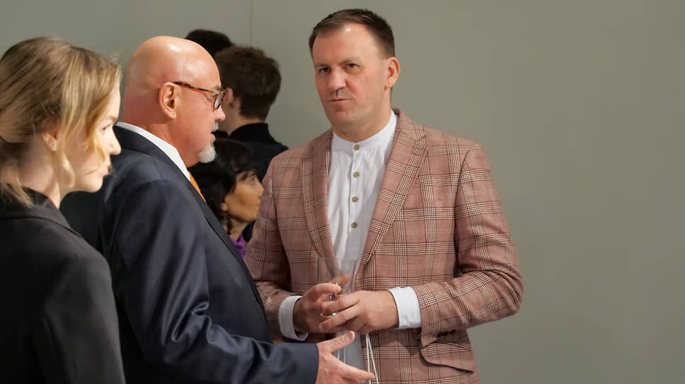 Директор театра «Урал Опера Балет» (Екатеринбургский театр оперы и балета) Андрей Шишкин (в центре), директор департамента культуры администрации Екатеринбурга Илья Марков