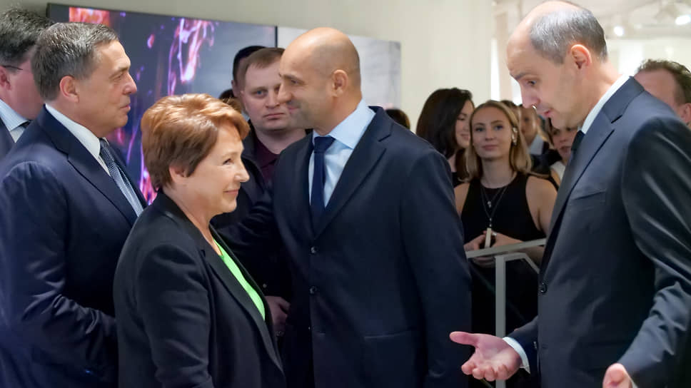  Слева направо: тележурналист Александр Любимов, Дочь первого президента РФ Бориса Ельцина Татьяна Юмашева, полномочный представитель президента в Уральском федеральном округе (УрФО) Артем Жога, губернатор Свердловской области Денис Паслер