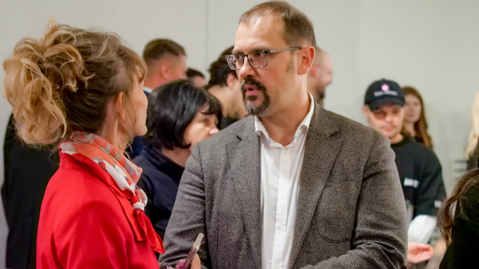 Директор музея архитектуры и дизайна УрГАХУ Елена Штубова (слева) и Директор Екатеринбургского музея изобразительных искусств (изо) Никита Корытин (справа)