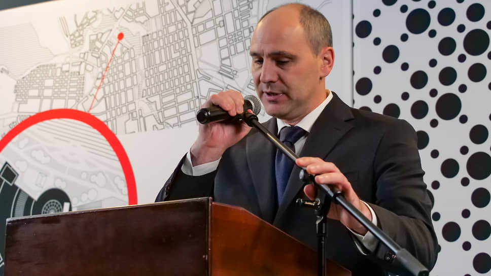 «Как объект исторического наследия первого президента России, Ельцин-центр имеет большое значение и для города, и для Свердловской области, где в свое время родился Борис Николаевич. Сегодня Ельцин-центр -- это современная площадка для реализации просветительских проектов, проведения общественных мероприятий, экспертных дискуссий и форумов по самому широкому спектру тем»,– выступил с поздравлением губернатор Свердловской области Денис Паслер