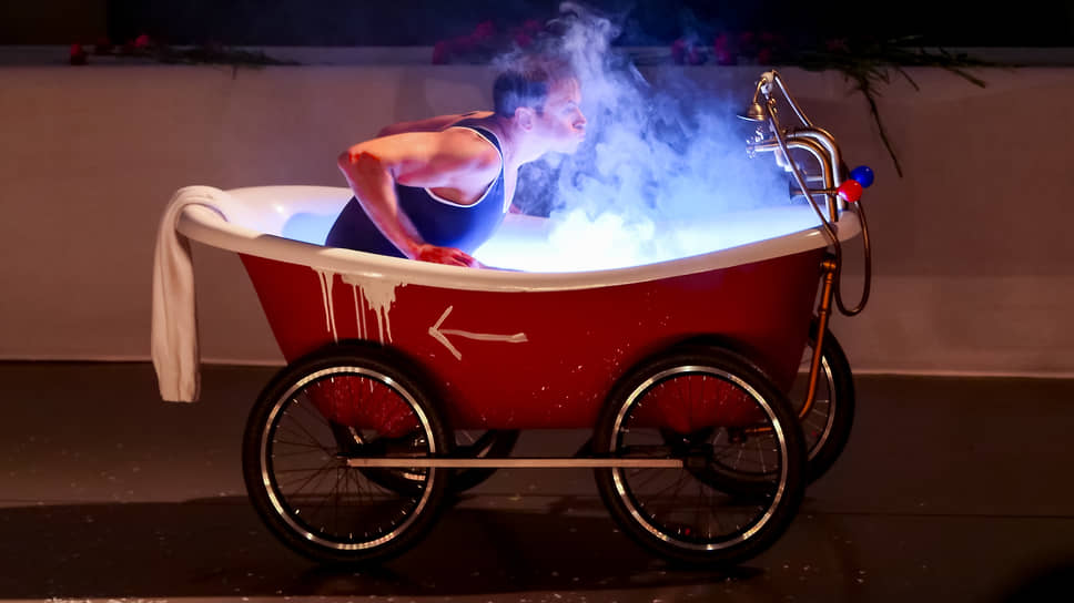 В день празднования юбилея в Ельцин-центре состоялась премьера спектакля «Маяковский. Встреча»