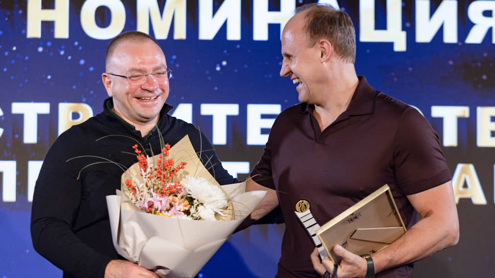 Вячеслав Трапезников, президент ассоциации "Гильдия строителей Урала" и Александр Невмержицкий, директор компании "Дюна-Строй" во время церемонии