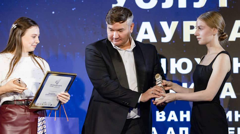 Представитель компании «РобоАрт» (слева) и управляющий Уральским филиалом ПСБ Ринат Иржанов во время вручения награды в номинации «Услуги».