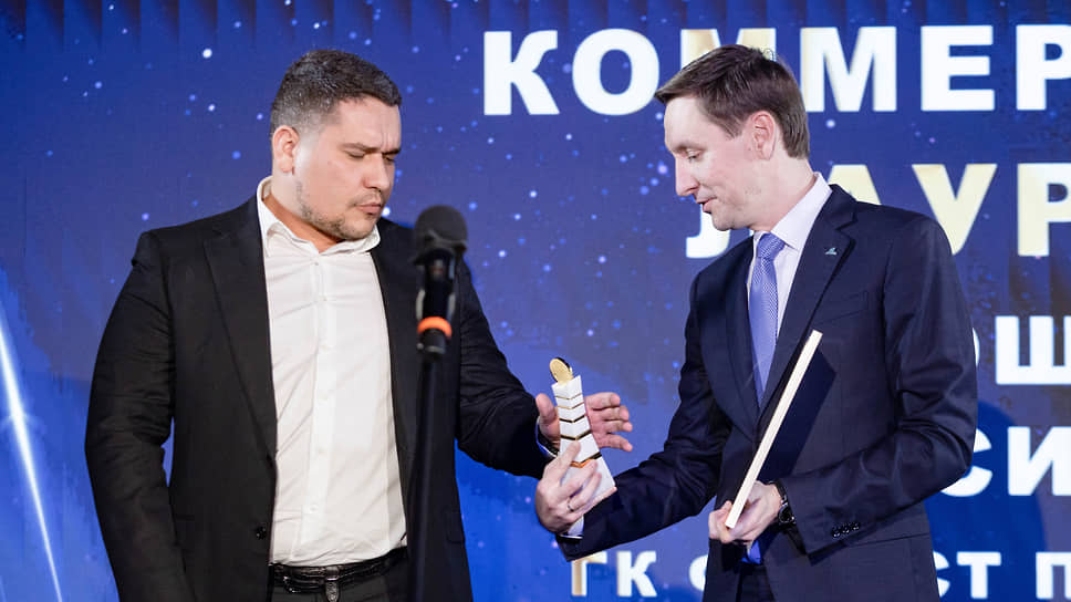 Василий Кощин, учередитель компании Форест Пром Групп и Антон Батаков, учередитель группы компаний ANT -GROUP, руководитель Свердловского отделения Клуба молодых предпринимателей во время церемонии