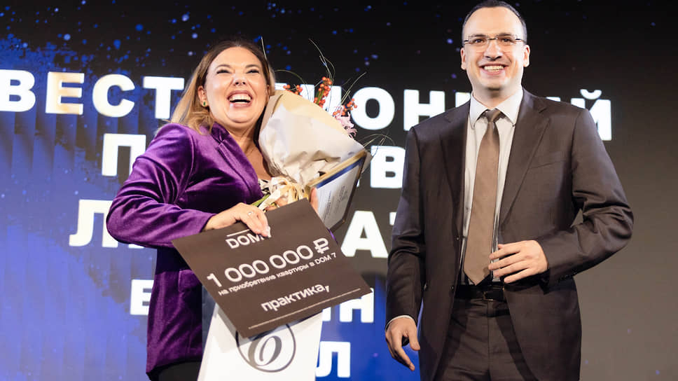 Анна Маликова, директор по маркетингу ООО "Реиннольц" и Дмитрий Ионин, и.о. заместителя Губернатора Свердловской области, министр инвестиций и развития Свердловской области во время вручения наград в номинации "Инвестиционный прорыв"