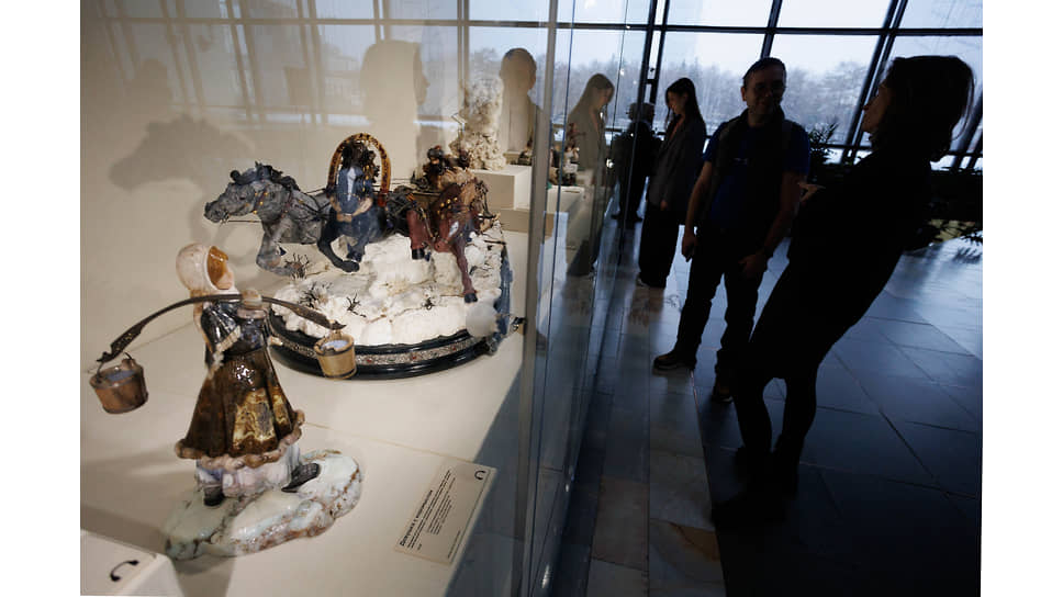 Первая мастерская по созданию декоративных предметов из цветного камня заработала в Екатеринбурге в 1726 году, ознаменовав появление знакового для Урала вида художественной промышленности, являющегося частью региональной идентичности и сегодня

