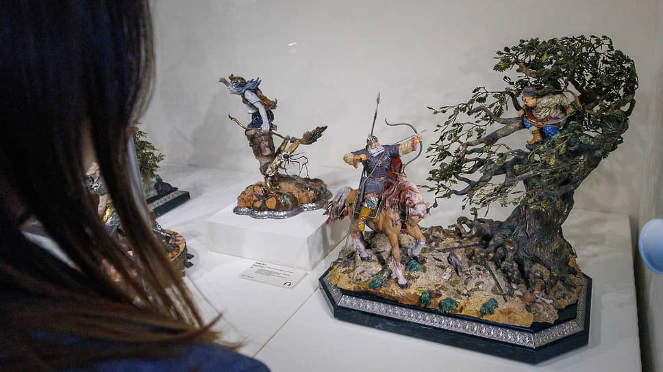 Особенностью проекта стало включение в него как композиций, созданных на сюжеты русских сказок или посвященных героям русской истории, так и впервые показываемых в Екатеринбурге работ, связанных с античной мифологией и литературными образами