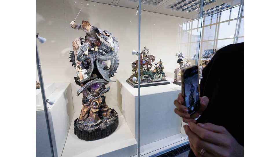 Значительная часть демонстрируемых предметов создана в технике объемной мозаики: большие фигуры составлены из тщательно подобранных по цвету и рисунку и аккуратно подогнанных друг к другу каменных фрагментов