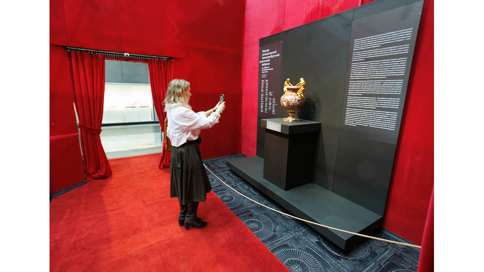 «Шедевр Екатеринбургской императорской гранильной фабрики из собрания Государственного Эрмитажа» — украшенная бронзовым литьем каменная ваза, предназначавшаяся для убранства дворцовых интерьеров