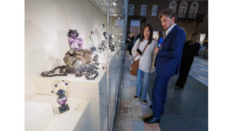 Директор Фонда поддержки искусства и культуры семьи Шмотьевых Александр Шмотьев (справа) во время осмотра выставки 