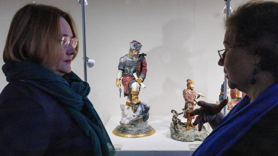 Куратор выставки «Легенды камня», заместитель директора по проектам в сфере культуры Фонда поддержки искусства и культуры семьи Шмотьевых Людмила Будрина (слева)