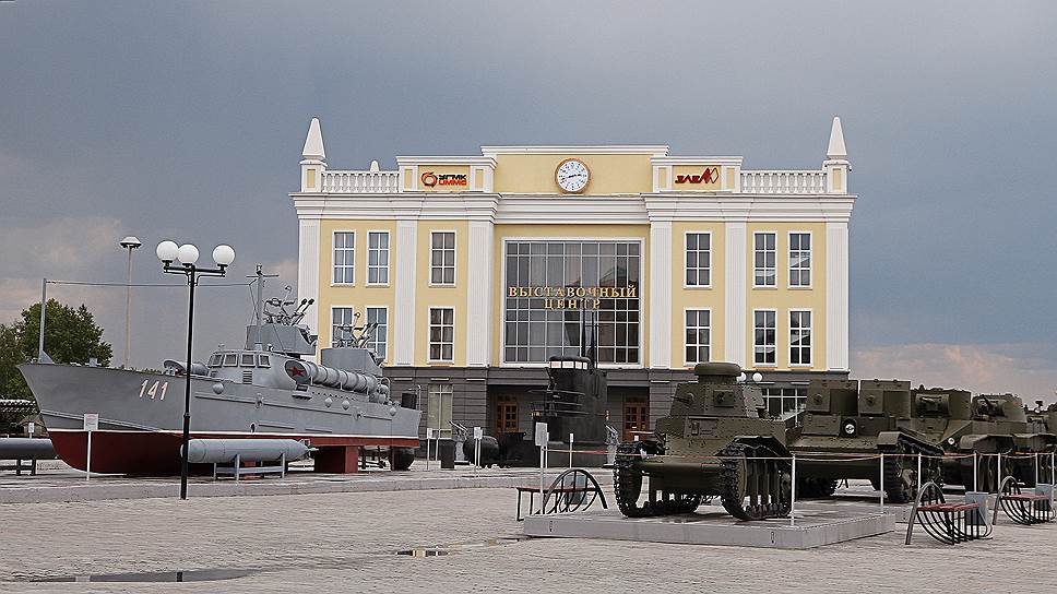 На открытой площадке музея представлены и бронетехника, и военные суда