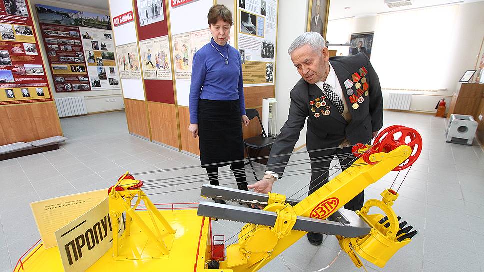В музее истории Уралмашзавода можно увидеть
работающую модель шагающего экскаватора