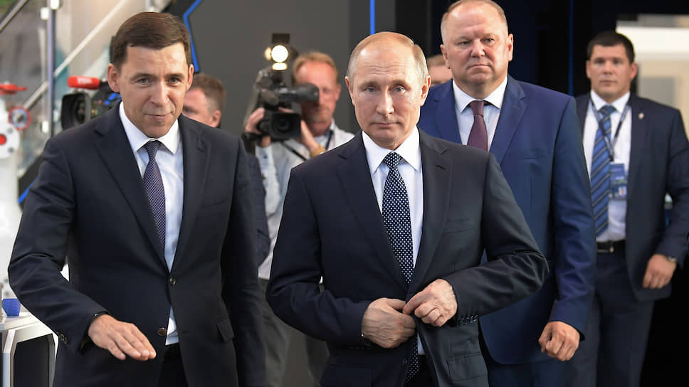 Президент России Владимир Путин (в центре) осмотрел стенды «Иннопрома» в сопровождении губернатора Евгения Куйвашева (слева)
