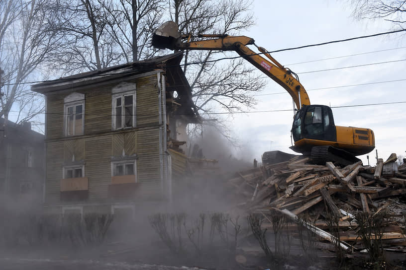 Президент гильдии строителей Урала Вячеслав Трапезников считает, что старые малоэтажные дома и бараки нужно сносить