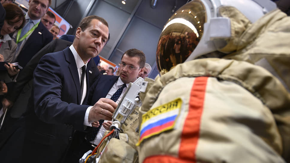 Председатель правительства России Дмитрий Медведев во время посещения выставки «Иннопром-2015»
