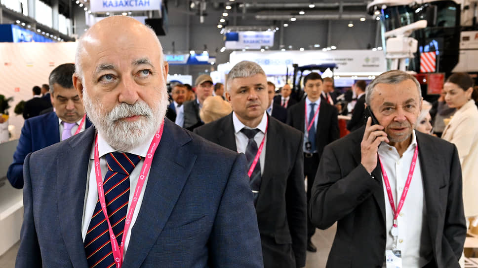 Помимо представителей власти «Иннопром» посещают руководители ведущих отраслевых предприятий. 
В 2022 году среди них был основатель группы «Ренова» Виктор Вексельберг (слева)