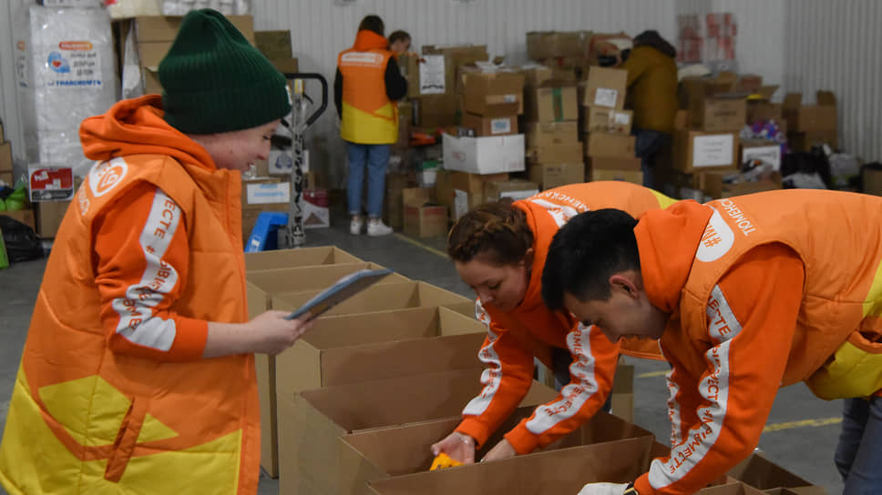 Волонтеры штаба "Мы вместе" отправили более 390 тонн гуманитарной помощи.
