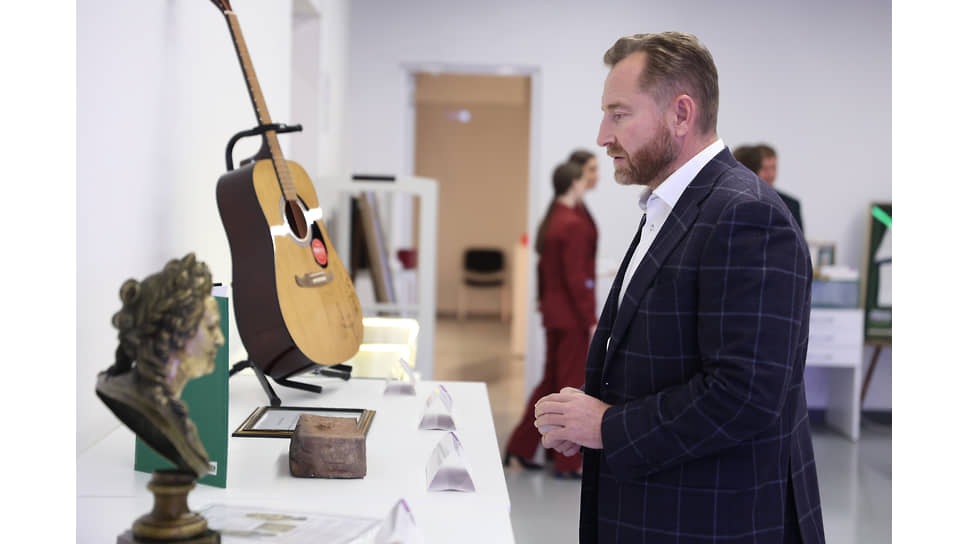 Политики, бизнесмены, деятели культуры предоставляют на аукцион лоты из личных коллекций