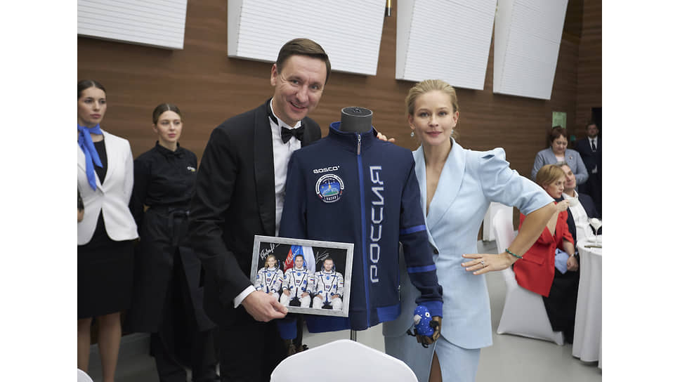 В 2024 году актриса Юлия Пересильд выставила на аукцион вещи, побывавшие в космосе