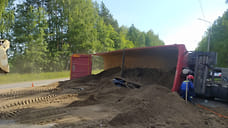 В Удмуртии в результате ДТП полуприцеп с песком опрокинулся на легковушку