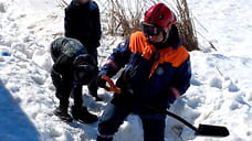 Спасатели помогли детям выбраться из снежного плена на Воткинском пруду