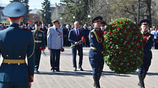 К Монументу боевой и трудовой славы в Ижевске возложили цветы