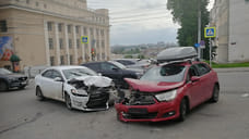 Два автомобиля столкнулись на перекрестке Советской и Горького в Ижевске