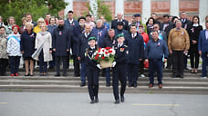 Цветы к памятнику основателя оружейного завода возложили в Ижевске в День города