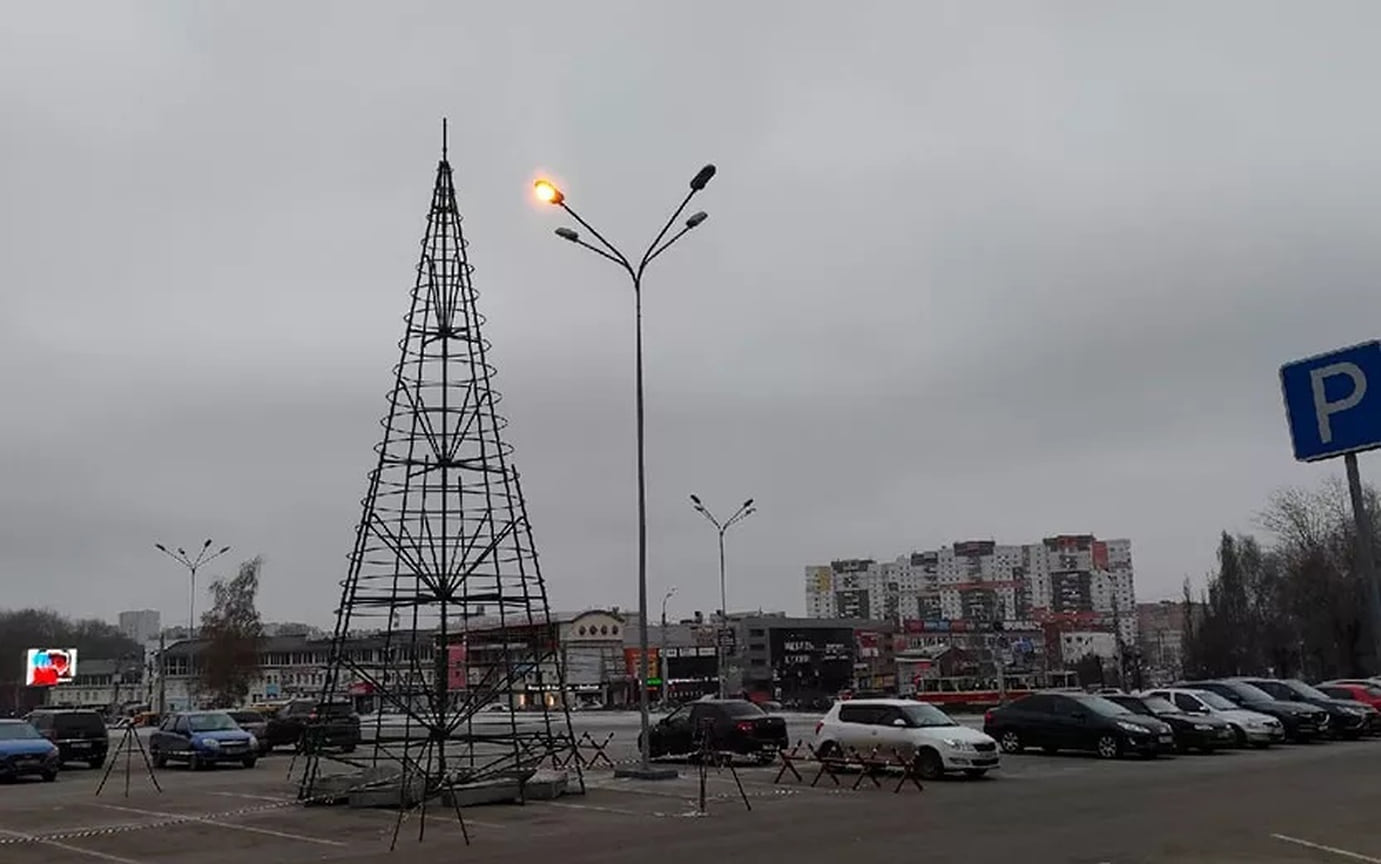 В Ижевске первую новогоднюю елку начали устанавливать на улице Удмуртской –  Коммерсантъ Ижевск