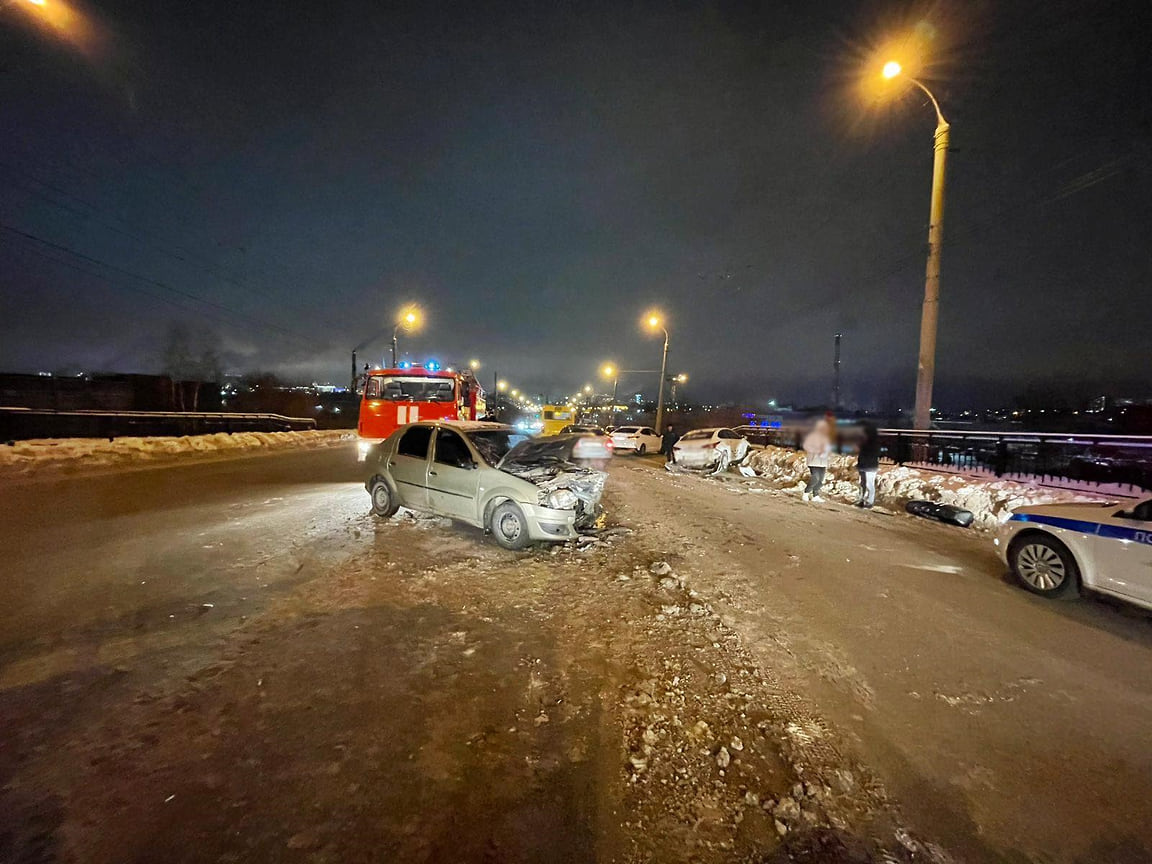 Два человека пострадали в тройном ДТП на улице Новоажимова в Ижевске –  Коммерсантъ Ижевск