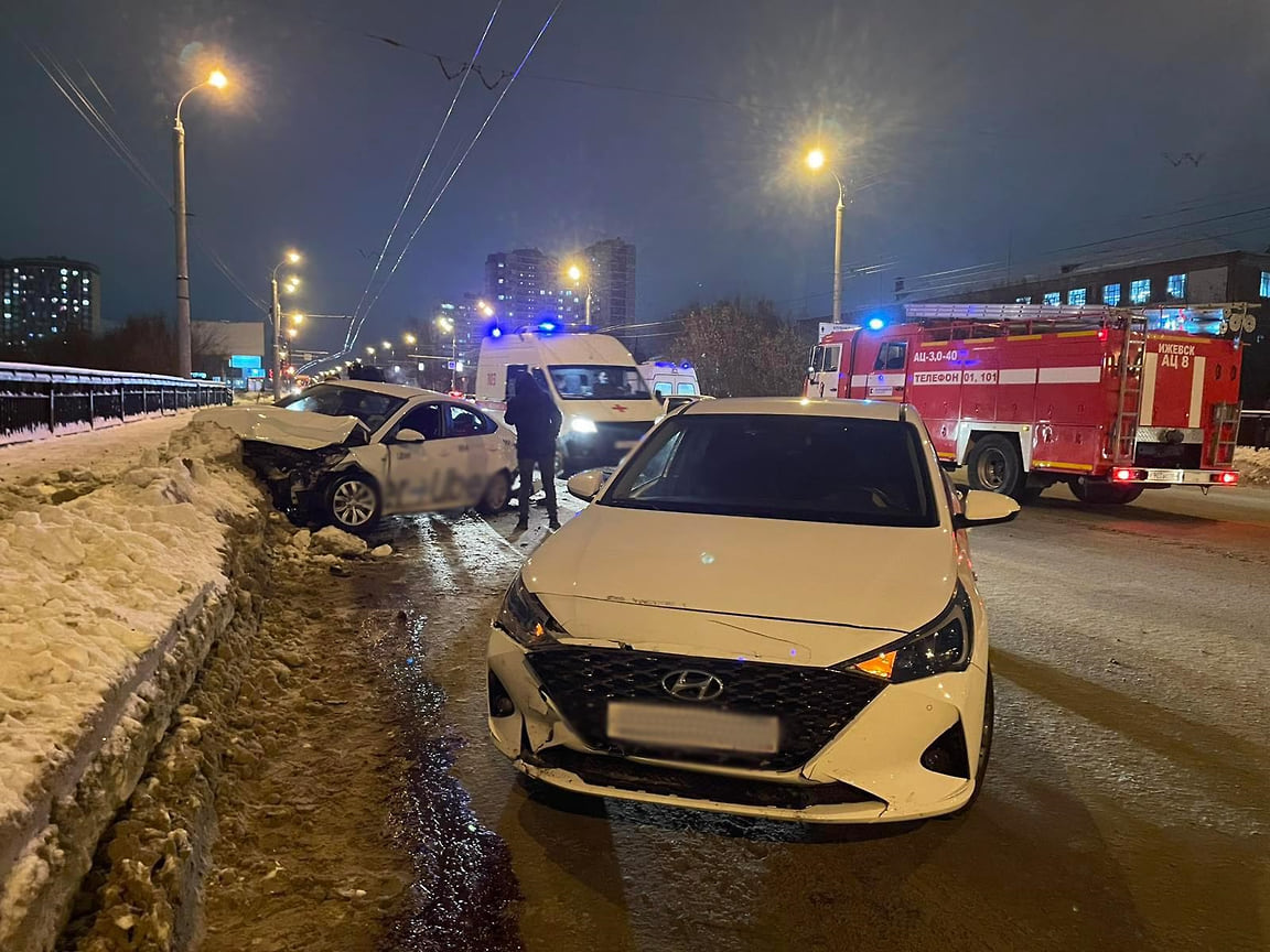 Два человека пострадали в тройном ДТП на улице Новоажимова в Ижевске –  Коммерсантъ Ижевск