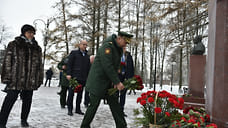 Сергей Шойгу возложил цветы к памятнику оружейника Михаила Калашникова в Ижевске