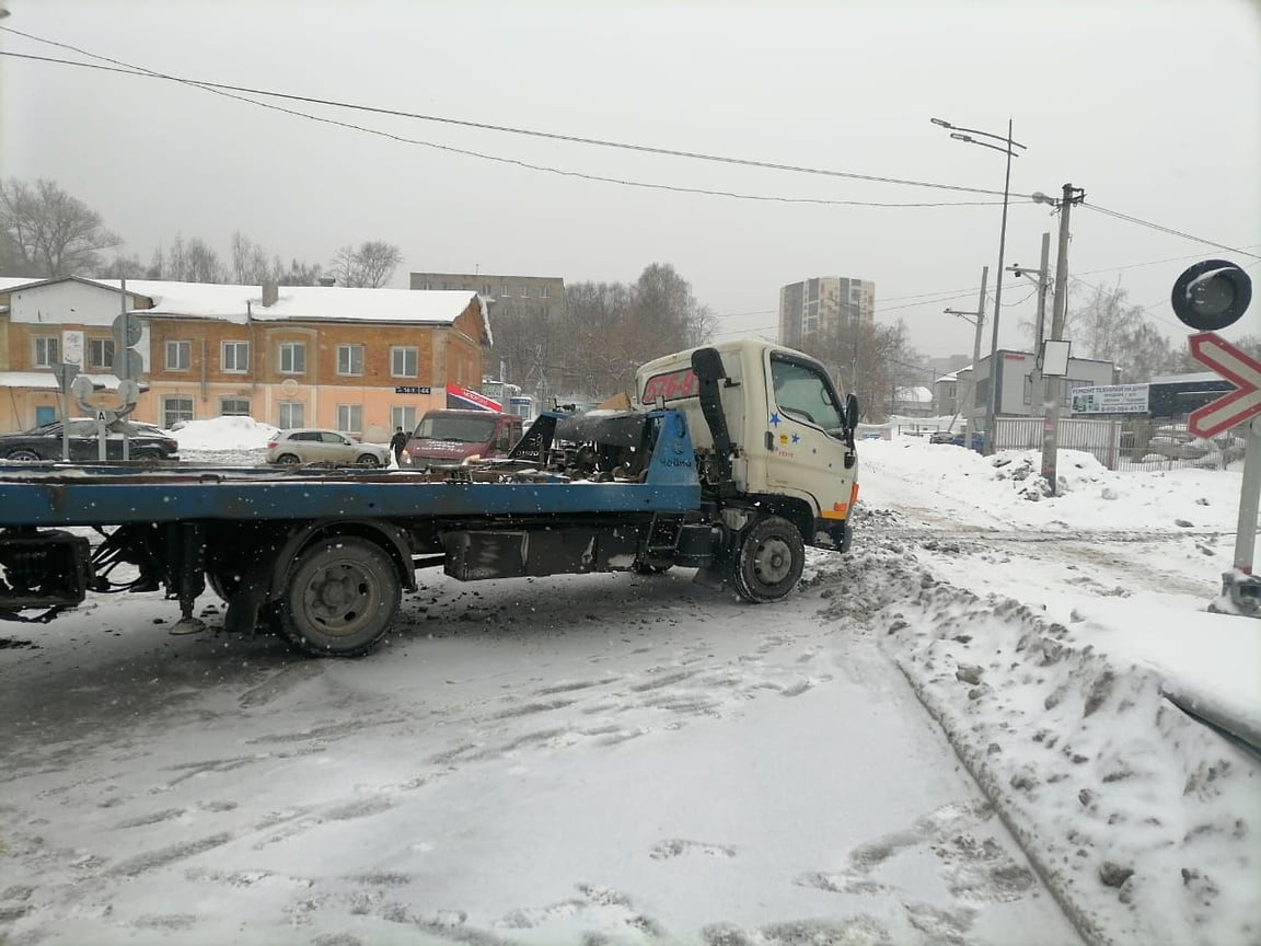 Пригородный поезд и эвакуатор столкнулись на железнодорожном переезде в  Ижевске – Коммерсантъ Ижевск