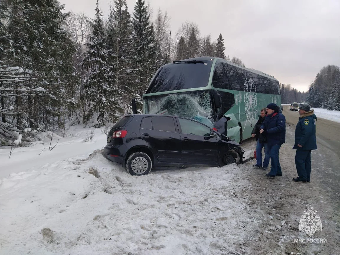 Два человека погибли в столкновении автобуса и Volkswagen в Удмуртии 14  февраля – Коммерсантъ Ижевск