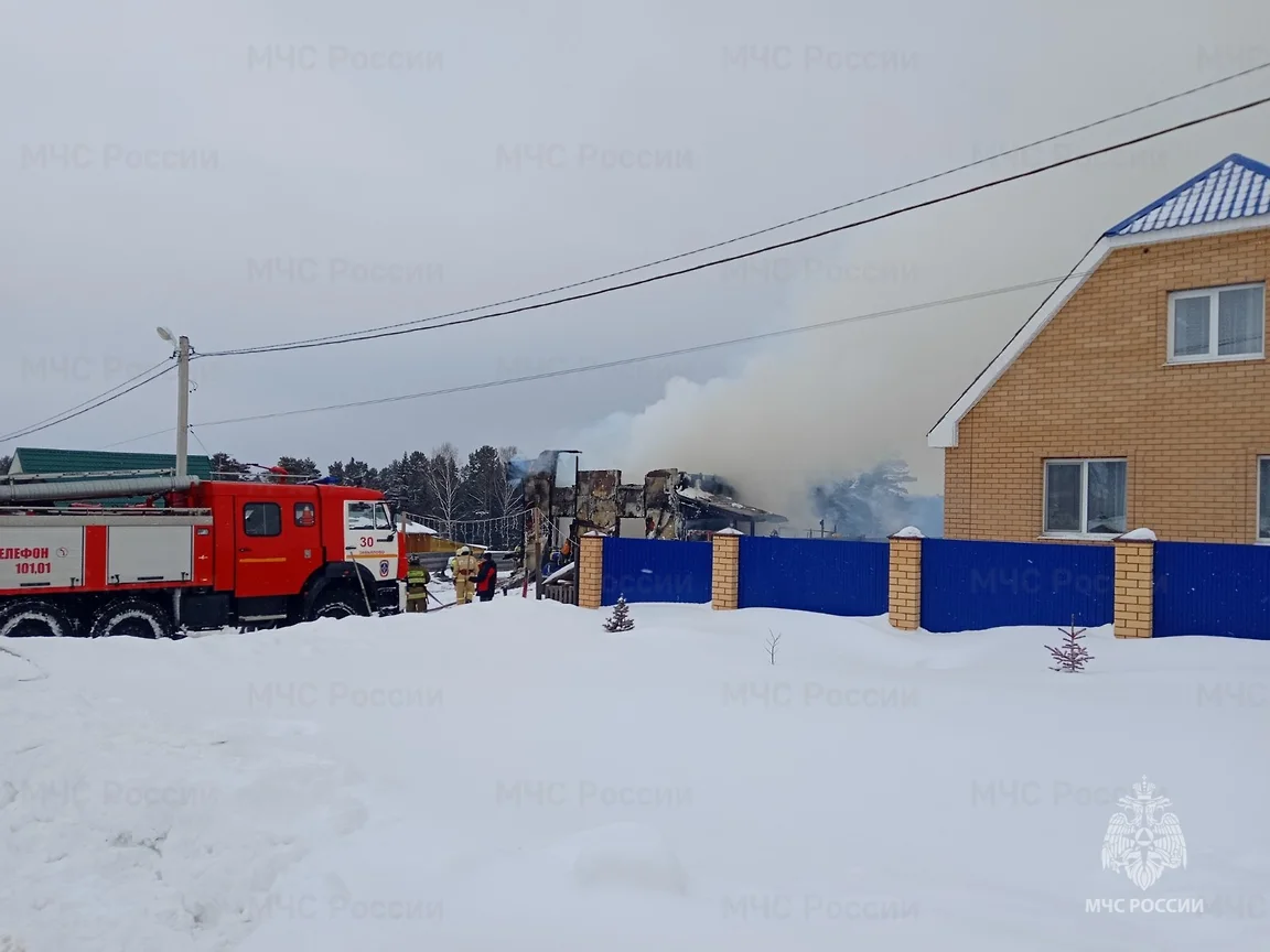 При пожаре в деревне Каменное в Удмуртии сгорел дом, баня и гараж –  Коммерсантъ Ижевск