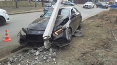 26-летняя водитель Mercedes врезалась в световую опору на улице Карла Маркса в Ижевске