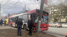 Четыре человека пострадали из-за наезда троллейбуса на световую опору в Ижевске